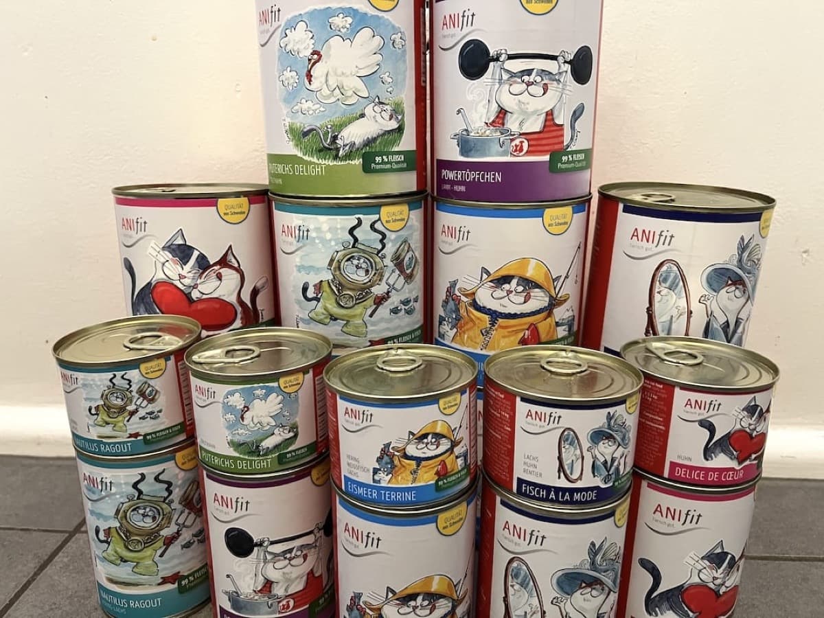 Anifit Katzenfutter Dosen verschiedener Sorten aufgestapelt