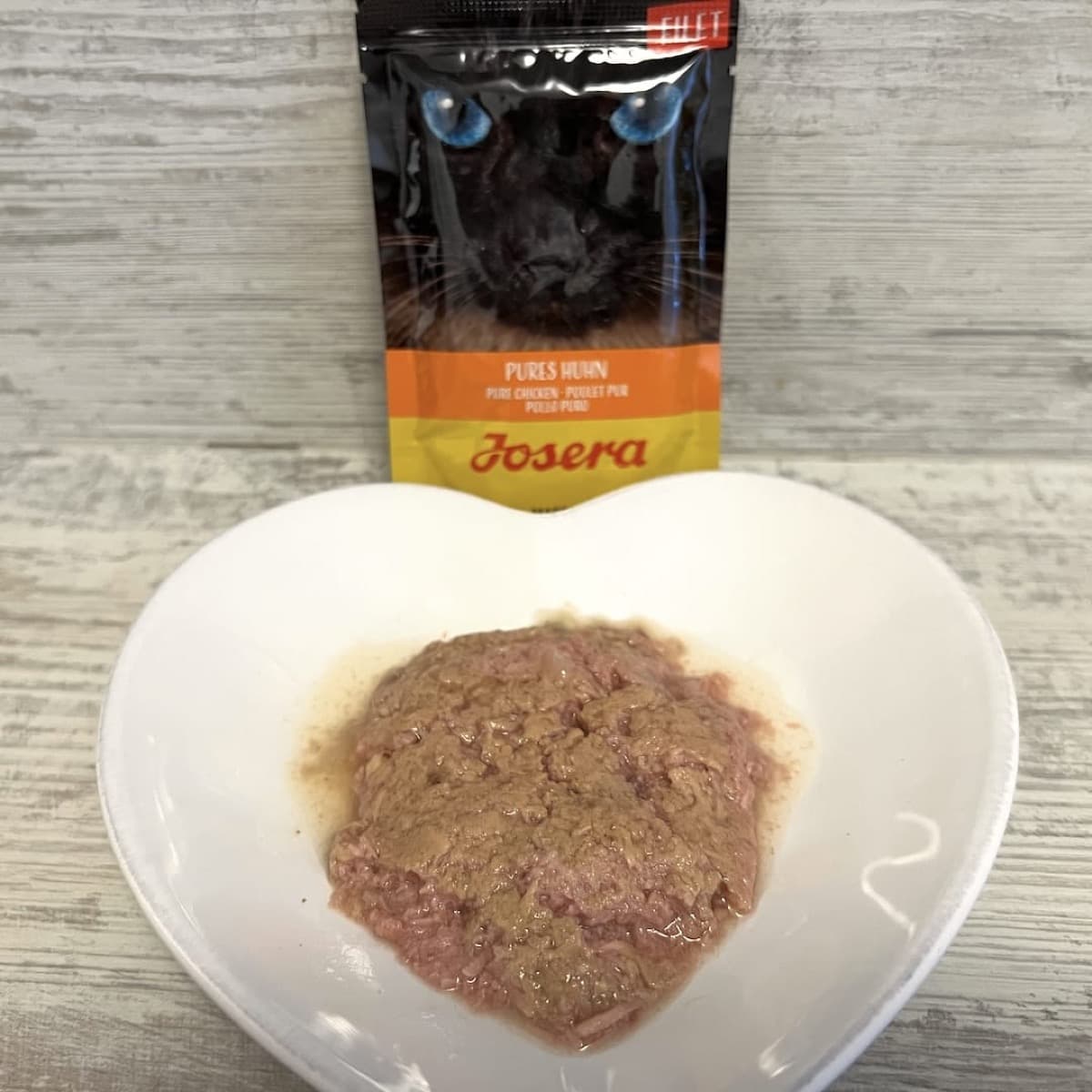 Josera Filet Pures Huhn Nassfutter auf einem herzförmigen Teller