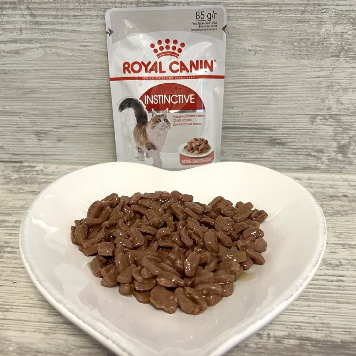 Royal Canin Instinctive Nassfutter auf einem herzförmigen Teller