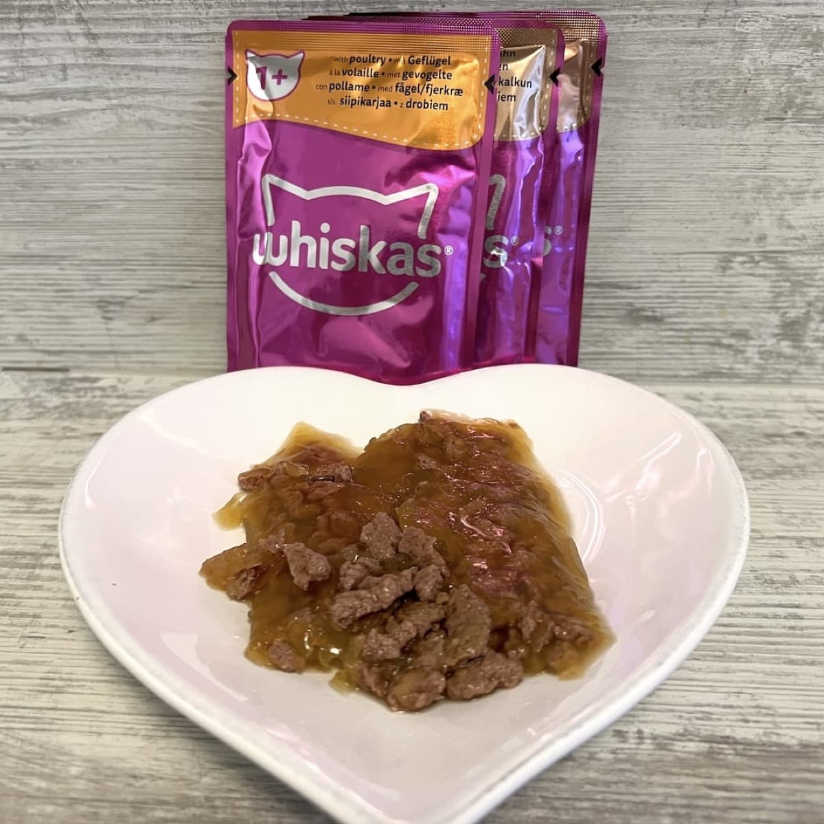 Whiskas Katzenfutter Pouches mit Nassfutter auf einem Teller